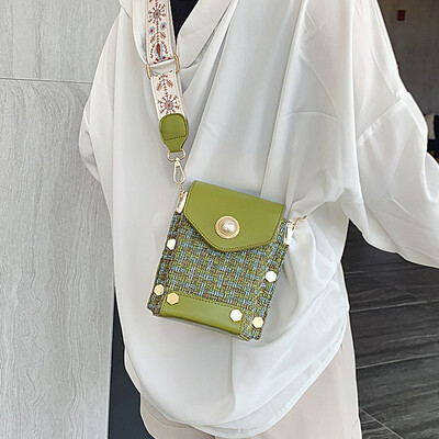 Sen simple small bag Korean version of the wild wide shoulder strap foreign womens bag 2019 new small square bag summer Messenger bag
Sen simple small bag Korean version of the wild wide shoulder strap foreign womens bag 2019 new small square bag summer Messenger bag