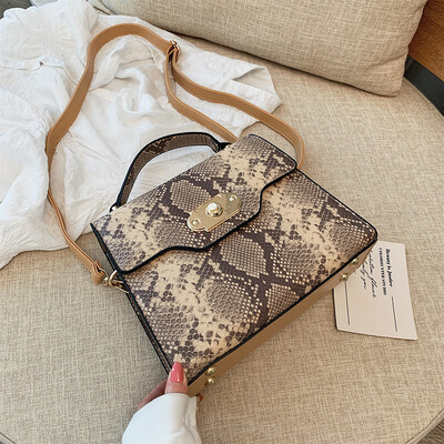 Qiao Bani 2019 new European&American style fashion street beat snake pattern flip bag hand strap shoulder diagonal tide handbag
Qiao Bani 2019 new European&American style fashion street beat snake pattern flip bag hand strap shoulder diagonal tide handbag