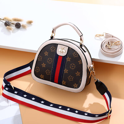 Summer new old flower semi-circle small bag wide shoulder strap printing contrast color single shoulder diagonal handbag handbag 
Summer new old flower semi-circle small bag wide shoulder strap printing contrast color single shoulder diagonal handbag handbag