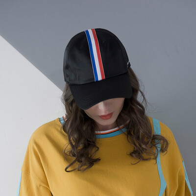 New baseball cap Korean version of the three-color belt with couples hat satin cap outdoor sun hat
New baseball cap Korean version of the three-color belt with couples hat satin cap outdoor sun hat