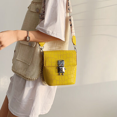 Popular bag female 2019 new wave Korean version of the wild Messenger bag wide shoulder strap one shoulder foreign fashion small square bag
Popular bag female 2019 new wave Korean version of the wild Messenger bag wide shoulder strap one shoulder foreign fashion small square bag