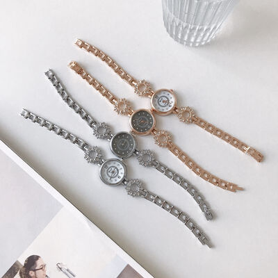 Rose gold watch girl simple ins style small retro woman watch female student small dial handchain
Rose gold watch girl simple ins style small retro woman watch female student small dial handchain