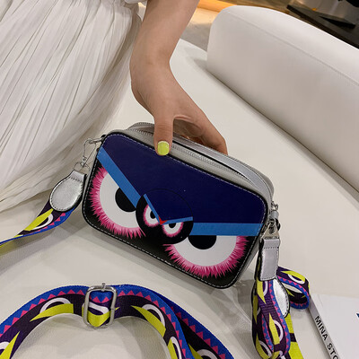 New small bag female 2019 new Korean version of the wild Messenger bag small monster Yu Di wide shoulder strap shoulder small square bag
New small bag female 2019 new Korean version of the wild Messenger bag small monster Yu Di wide shoulder strap shoulder small square bag