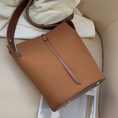 2019 autumn new retro bucket bag large capacity Port Wind wide shoulder belt single shoulder oblique satchel mother bag
2019 autumn new retro bucket bag large capacity Port Wind wide shoulder belt single shoulder oblique satchel mother bag