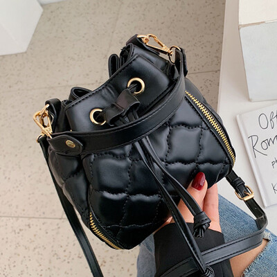 On the new small bag 2019 womens new retro bucket bag Korean fashion shoulder slung red bag
On the new small bag 2019 womens new retro bucket bag Korean fashion shoulder slung red bag