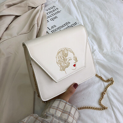 Qiao Bani 2019 new Korean fashion Dongdaemun embroidery thread beauty head chain flip single shoulder diagonal female bag
Qiao Bani 2019 new Korean fashion Dongdaemun embroidery thread beauty head chain flip single shoulder diagonal female bag