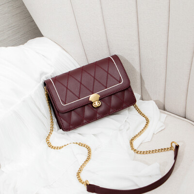 Net red little black girl 2019ins texture Joker Messenger bag fashion small Xiangfeng Lingge chain bag
Net red little black girl 2019ins texture Joker Messenger bag fashion small Xiangfeng Lingge chain bag