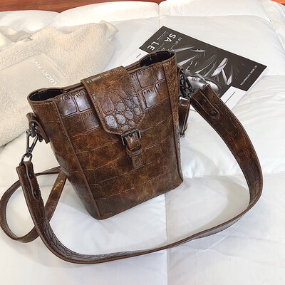 The new retro simple broadband bucket bag on the net red new 2019 Korean version of senior feeling shoulder slung womens bag tide
The new retro simple broadband bucket bag on the net red new 2019 Korean version of senior feeling shoulder slung womens bag tide