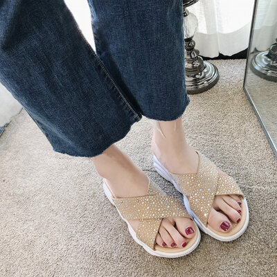 Thick-soled slippers are stylish to wear summer muffins on the bottom of a diamond bear beach
Thick-soled slippers are stylish to wear summer muffins on the bottom of a diamond bear beach