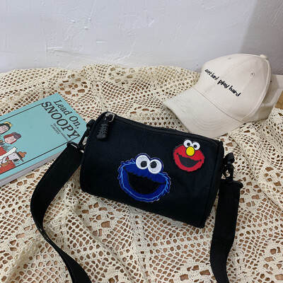 2019 new cartoon simple versatile shoulder Messenger bag female casual fashion ugly sesame street canvas cylinder bag
2019 new cartoon simple versatile shoulder Messenger bag female casual fashion ugly sesame street canvas cylinder bag