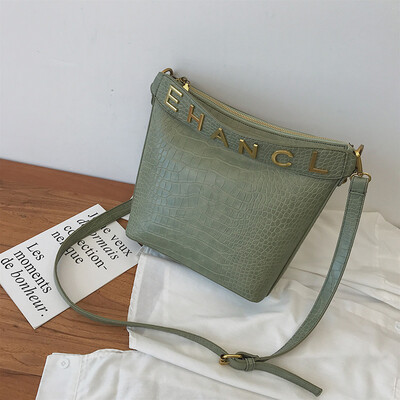 Chic bucket bag female new Korean version of the stone pattern handbag simple versatile shoulder Messenger bag
Chic bucket bag female new Korean version of the stone pattern handbag simple versatile shoulder Messenger bag