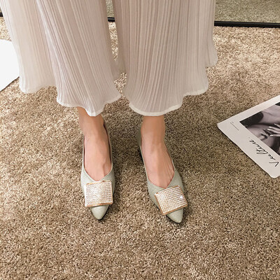 Coarse-heeled single shoe female Xia Han edition water drill metal square button fairy shoe pointed shallow high-heeled shoe femal
Coarse-heeled single shoe female Xia Han edition water drill metal square button fairy shoe pointed shallow high-heeled shoe femal