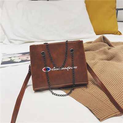 New small bag female 2018 new wave autumn&winter chain shoulder Messenger bag small black bag simple retro small square bag
New small bag female 2018 new wave autumn&winter chain shoulder Messenger bag small black bag simple retro small square bag