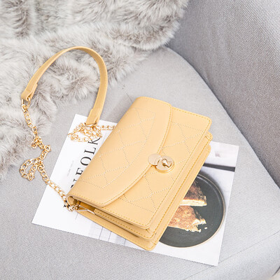 The Korean version of the ladys one-shoulder bag is fashionable with a slanting chain&a small square bag
The Korean version of the ladys one-shoulder bag is fashionable with a slanting chain&a small square bag