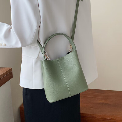 Portable bucket bag female 2019 new Korean version of the simple wild shoulder bag chic fashion retro Messenger bag
Portable bucket bag female 2019 new Korean version of the simple wild shoulder bag chic fashion retro Messenger bag