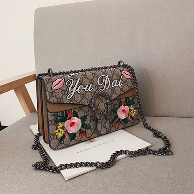 Qiao Bani 2019 new Korean retro style old flower embroidery flower hit color Bacchus bag shoulder diagonal trend handbags
Qiao Bani 2019 new Korean retro style old flower embroidery flower hit color Bacchus bag shoulder diagonal trend handbags