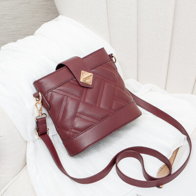 Yang Qiao Female Large Capacity Simple Single Shoulder Fashion Texture Baitao Oblique Drum Bag
Yang Qiao Female Large Capacity Simple Single Shoulder Fashion Texture Baitao Oblique Drum Bag