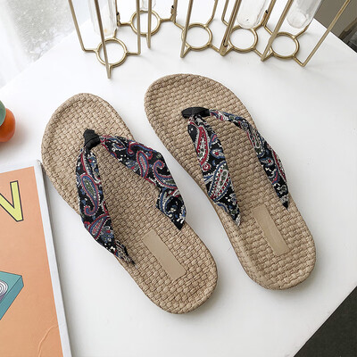 Herringbone slippers women wear ins non-skid flat-soled sandals out of fashion at the seaside in summe
Herringbone slippers women wear ins non-skid flat-soled sandals out of fashion at the seaside in summe
