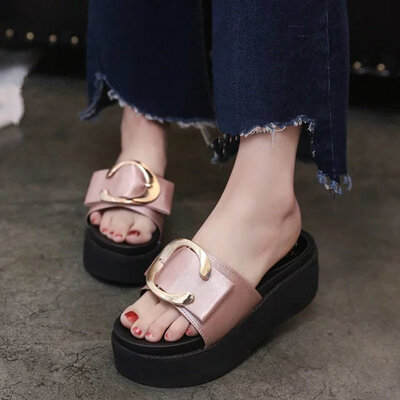 Ladies wearing sandals for shopping outside Xia Baitao Korean version of student muffin with thick sole&one-word slippers with
Ladies wearing sandals for shopping outside Xia Baitao Korean version of student muffin with thick sole&one-word slippers with