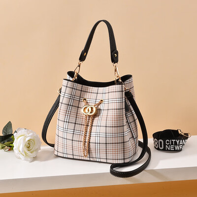 Bucket bag lady fashion stripe large capacity handbag foreign air inclined bag chain lady shoulder
Bucket bag lady fashion stripe large capacity handbag foreign air inclined bag chain lady shoulder
