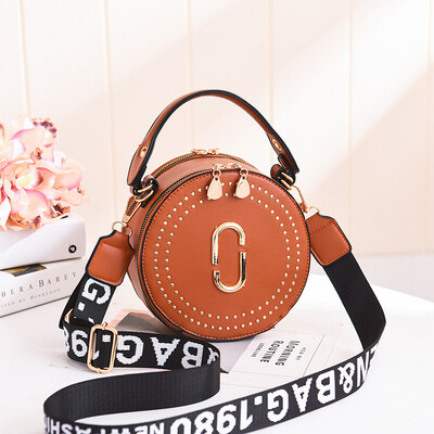 Fashion rivet small round bag portable Korean version of the lady bag shoulder diagonal wide shoulder strap small bag
Fashion rivet small round bag portable Korean version of the lady bag shoulder diagonal wide shoulder strap small bag