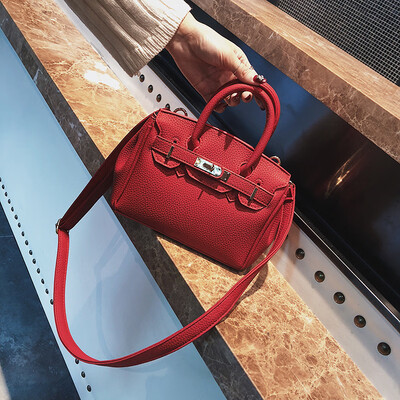 Qiao Bani 2018 new European&American style fashion trend lychee platinum bag hand strap shoulder diagonal female bag
Qiao Bani 2018 new European&American style fashion trend lychee platinum bag hand strap shoulder diagonal female bag