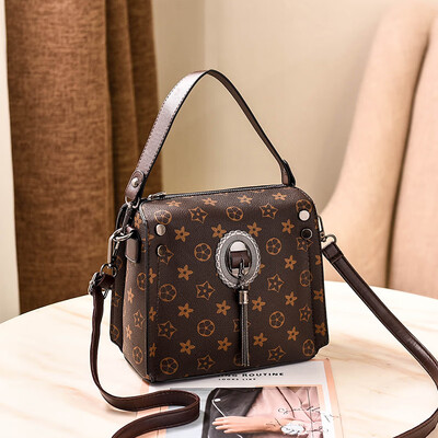 Womens bag new Chaohan version of the one-shoulder bag oblique shoulder bag retro when the lady fimme bag
Womens bag new Chaohan version of the one-shoulder bag oblique shoulder bag retro when the lady fimme bag