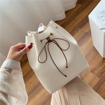 Solid color handbags new fashion casual texture slanting bucket bag foreign gas wild Korean version of the shoulder bag
Solid color handbags new fashion casual texture slanting bucket bag foreign gas wild Korean version of the shoulder bag