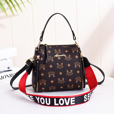 In summer the new tide of Korean womens handbags fashion handbags simple Joker shoulder Messenger bag
In summer the new tide of Korean womens handbags fashion handbags simple Joker shoulder Messenger bag