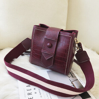 Vintage bag female 2019 new Korean fashion wild crocodile pattern casual wide shoulder strap shoulder slung bucket bag
Vintage bag female 2019 new Korean fashion wild crocodile pattern casual wide shoulder strap shoulder slung bucket bag