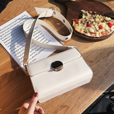 Qiao Bani 2019 new Korean fashion Dongdaemun simple metal buckle small square bag shoulder diagonal female bag 
Qiao Bani 2019 new Korean fashion Dongdaemun simple metal buckle small square bag shoulder diagonal female bag