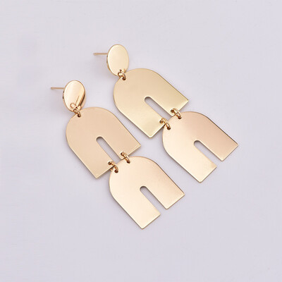 In 2019 the latest design brand creative street shoots unique U-shaped earrings for women
In 2019 the latest design brand creative street shoots unique U-shaped earrings for women