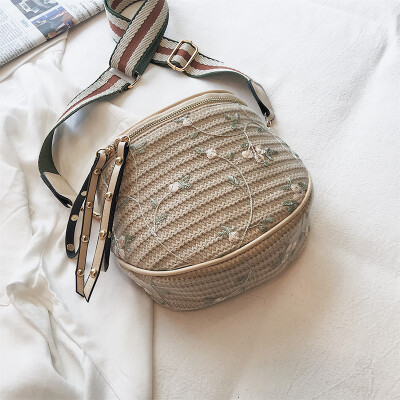 New lace woven bag female 2019 new Korean version of the wild single shoulder slung fashion broadband leisure saddle bag
New lace woven bag female 2019 new Korean version of the wild single shoulder slung fashion broadband leisure saddle bag
