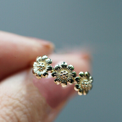 Retro Solar Flower Sunflower Thai Silver Ring European And American Plated 18K Golden Chrysanthemum Engagement Ring
Retro Solar Flower Sunflower Thai Silver Ring European And American Plated 18K Golden Chrysanthemum Engagement Ring