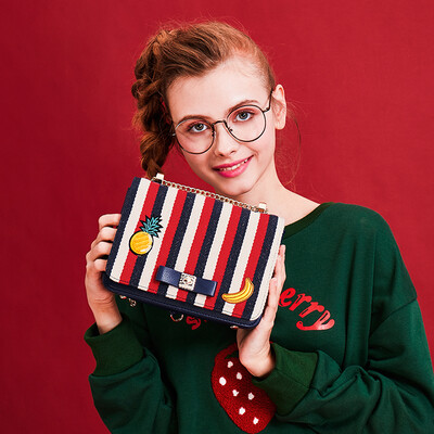 Artmi Artemi bag female tide Korean version of the wild shoulder fashion striped chain Messenger bag female navy blue white red color
Artmi Artemi bag female tide Korean version of the wild shoulder fashion striped chain Messenger bag female navy blue white red color