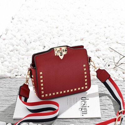 2018 fashion Studs closure PU leather Wide strap designer Luxury brand shoulder bag woman Clutch hand bag
2018 fashion Studs closure PU leather Wide strap designer Luxury brand shoulder bag woman Clutch hand bag
