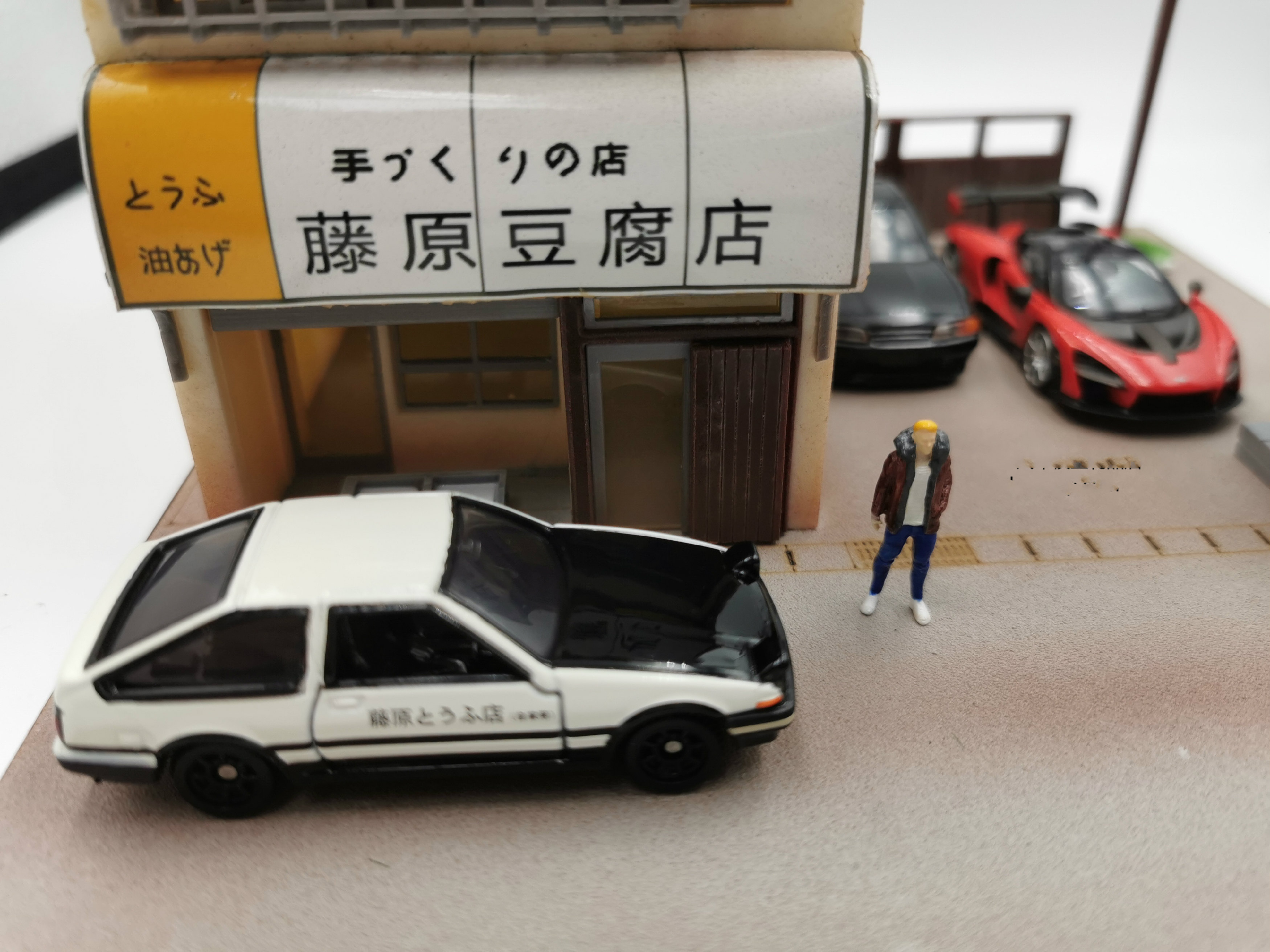 1:64车模罗森便利店 ae86头文字d藤原豆腐店模型停车场场景展示盒