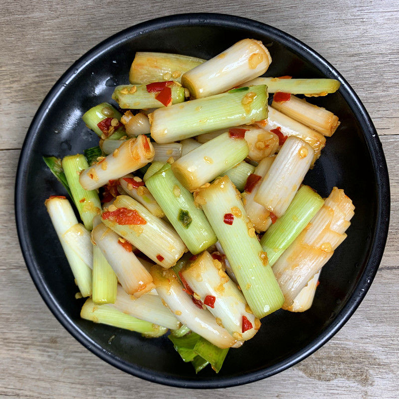 农家自制腌大蒜苗咸菜腌大蒜杆大蒜叶大蒜须大蒜根茎辣椒酱下饭菜大蒜