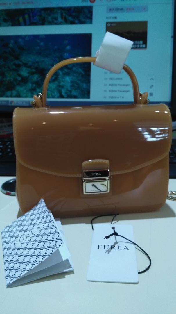 我是FURLA脑can粉。已经买了3个大小不同的真皮包了。第一次入果冻包。是正品,¥九八零入的。虽然没其他时期便宜。但是618就是冲动消费。或许平时的话我不会买PVC的塑料包。这个款式大家都说好看。比水桶包好看。虽然不如水桶包能装。但是颜值高啊。很轻便。比山寨的果冻包轻多了。MADE IN ITALIA的还是很满意的。