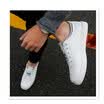 2018 nuevos zapatos de primavera de los hombres jóvenes casuales zapatos de la tabla de color sólido jóvenes estudiantes de secundaria baja para ayudar a atar zapatos de marea