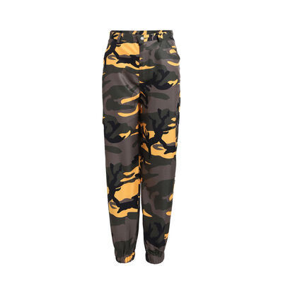 

19 latest fashionable&comfortable cargo pants for women are loose straight jeans with elastic camouflage print at the waist
