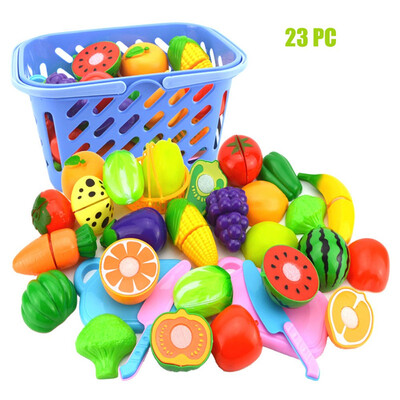 

Children who pretend to play games Plastic toys cut fruits&vegetables