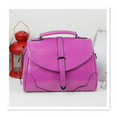

2018 new simple wild single shoulder portable diagonal oil wax leather handbags retro British college wind Boston bag