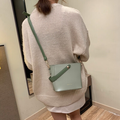 

Qiao Bani 2019 new Korean fashion Dongdaemun simple contrast color handbag shoulder diagonal trend female bag