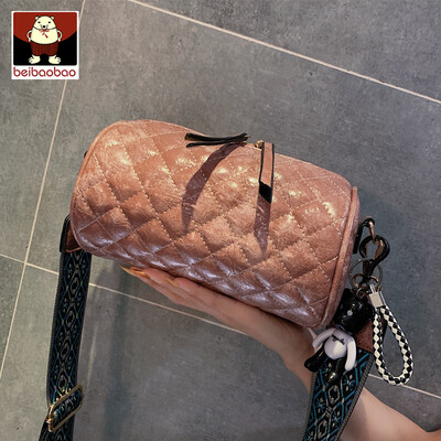 

On the new bag women 2019 new texture fashion shoulder pillow bag foreign gas Joker slung bucket bag
