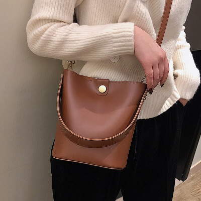 

Bag female 2019 new Korean version of the tide Hong Kong retro bucket bag wild ins wide shoulder strap shoulder Messenger bag