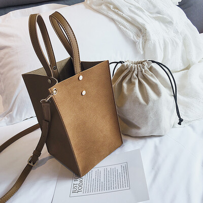 

New small bag female 2019 new wave Korean version of the wild Messenger shoulder portable fashion rivet personality bucket bag