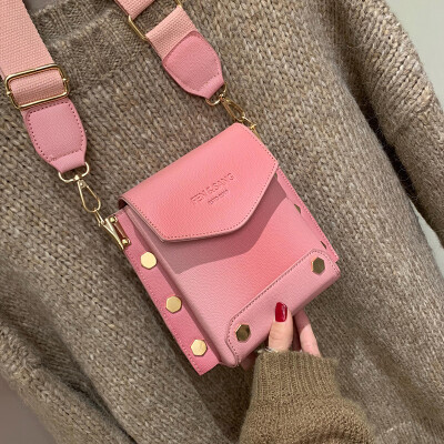 

Ins super fire small bag female 2019 new tide gradient shoulder bag Korean version of the wild Messenger bag rivet small square bag