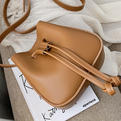 

French minority western style texture female 2019 new fashion Joker Messenger bag shoulder bucket bag