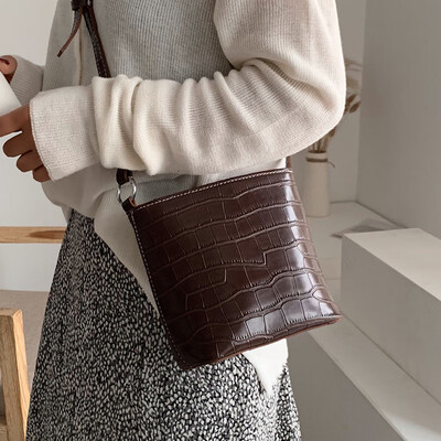 

Bucket bag female 2019 autumn new Korean students retro wild simple crocodile pattern shoulder Messenger bag